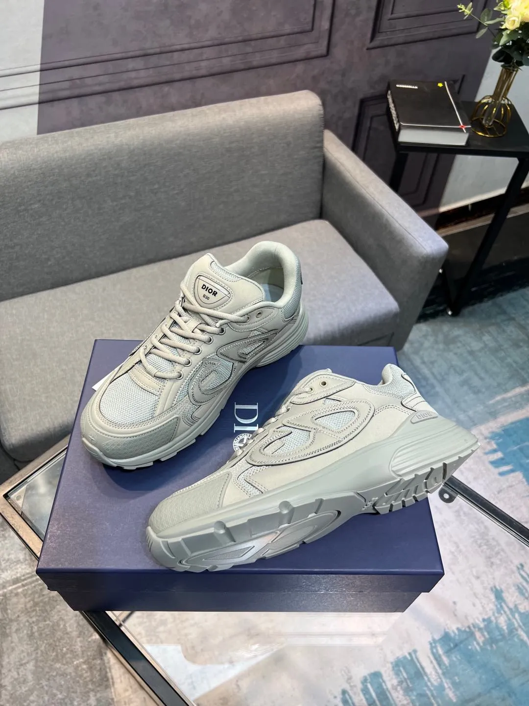 Men's shoes 💰600 high version joint model 🍸 Dior Dior The Island co-branded B30 sneakers follow the trend of the retro market and are Dad Shoes style shoes. The Dior logo on the tongue also indicates that this pair of shoes is the B30 model! B30 uses fine-textured leather and mesh cloth materials to form a shoe body. There are conspicuous letters CD on both sides of the shoe body to indicate the identity. Many lines on the shoe body outline the details, making the shoes look less monotonous and full of retro flavor. ♺ Upper: Original customized technical fabric + mesh ♺ Inner lining: Original customized breathable lining ♺ Outsole: Original molded IP foam + TPU outsole ♺ Heel height: 3.5cm ♺Code number: 39-44 (45 46 customized)